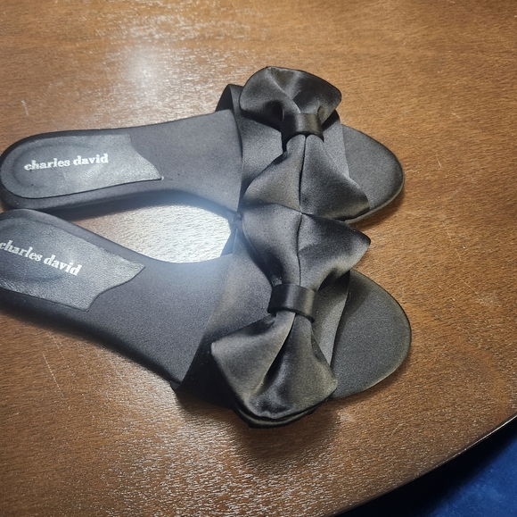 Black satin with bow Charles David flat slide. - Picture 2 of 4